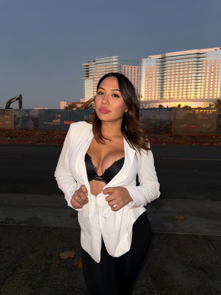 Take a pause and enjoy Ali Cruz — streaming from Jimo