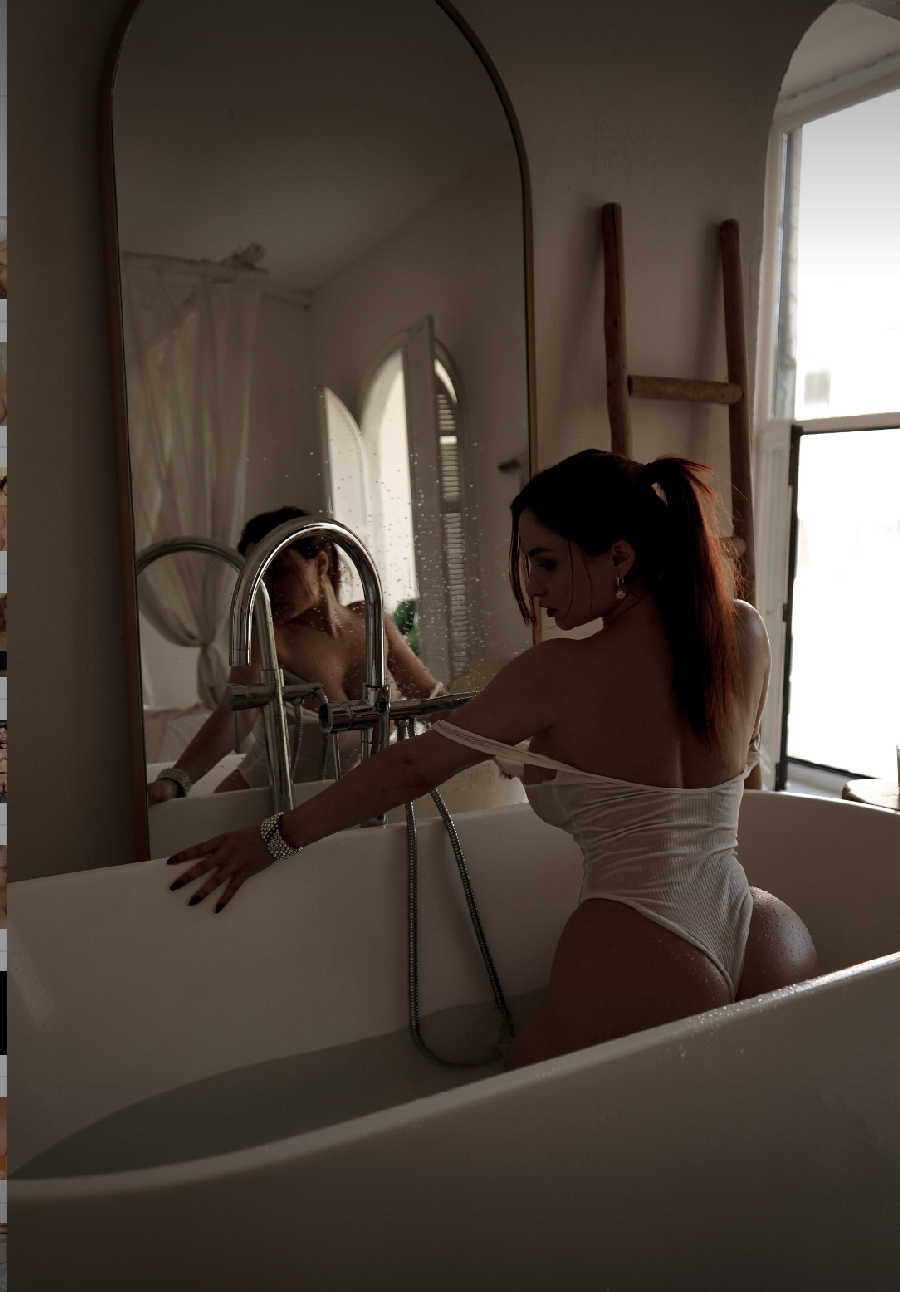 A playful frame from Miranda Faith nude — online in Jimo