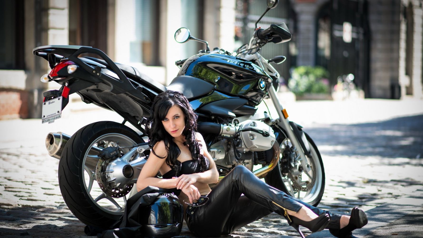 Fresh photos, fresh mood — European women on bikes online in Jimo