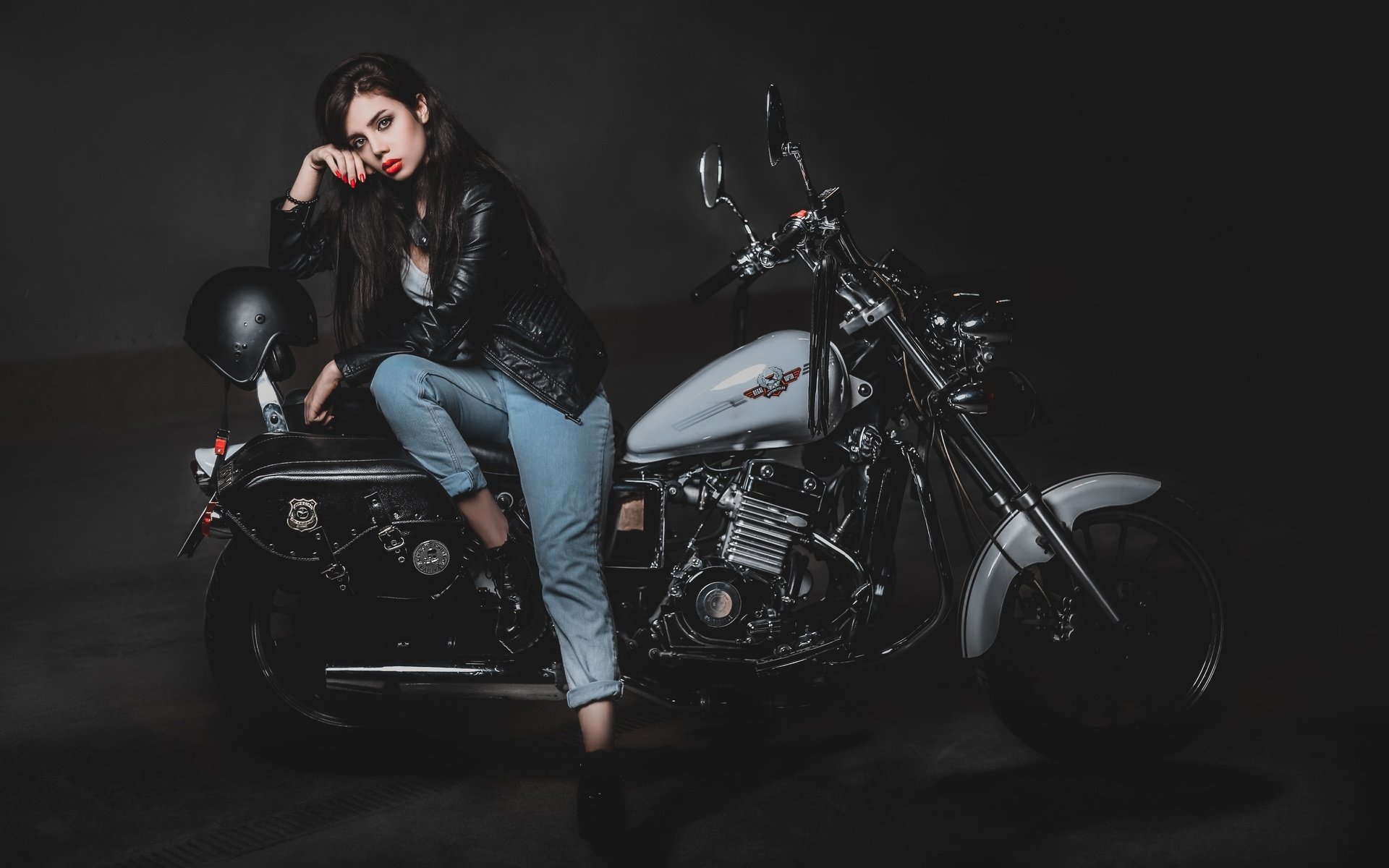 Biker girls: style and drive brings the glow — live moments in Jimo