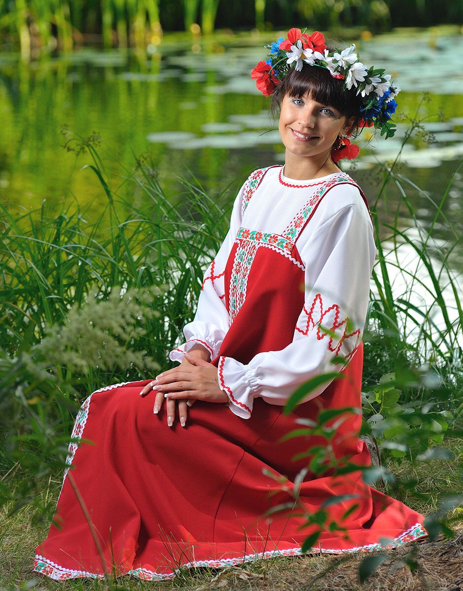 Beautiful girl Girls in Slavic costumes in Jimo