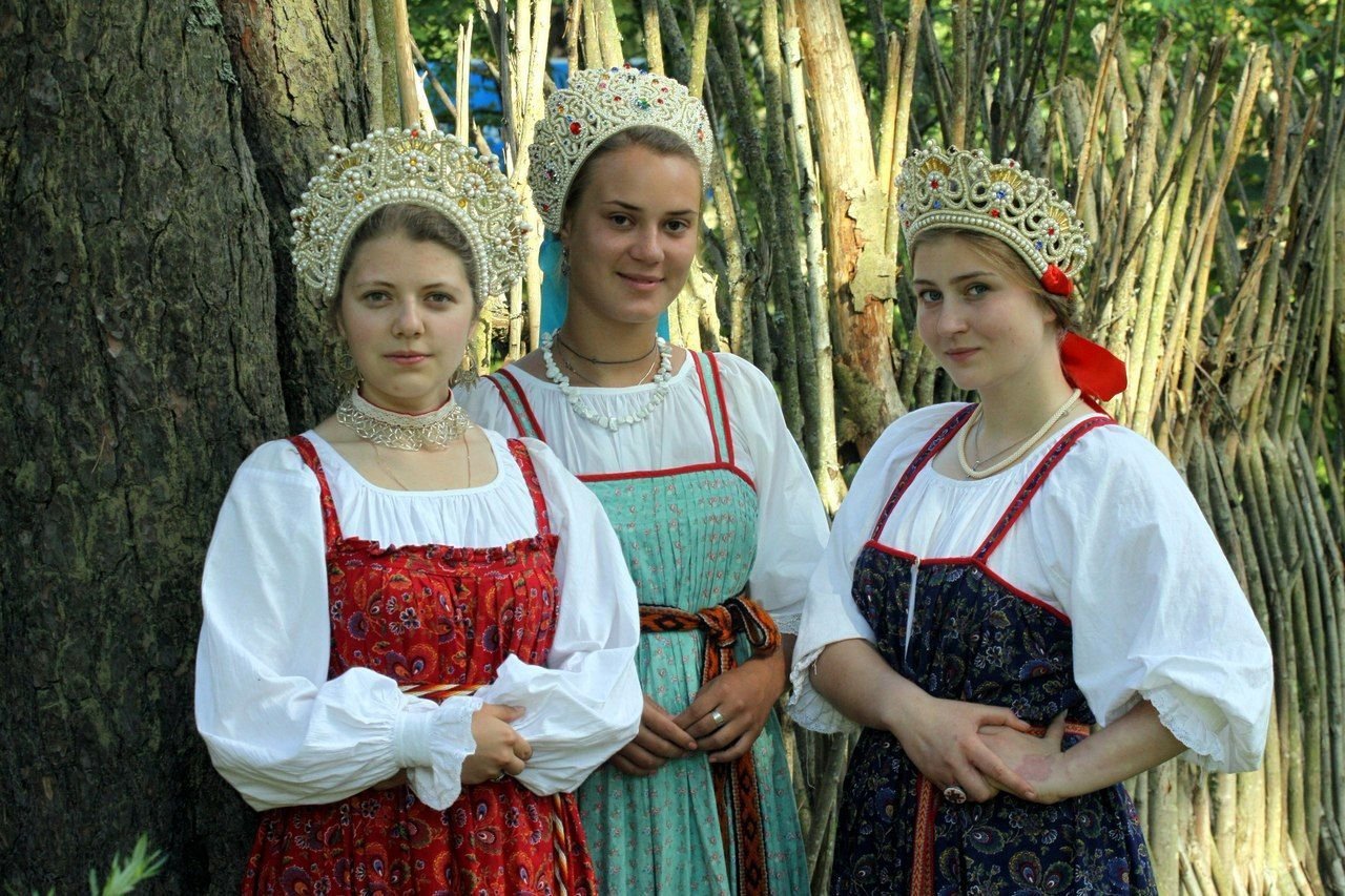 Sexy model Girls in Slavic costumes in Jimo