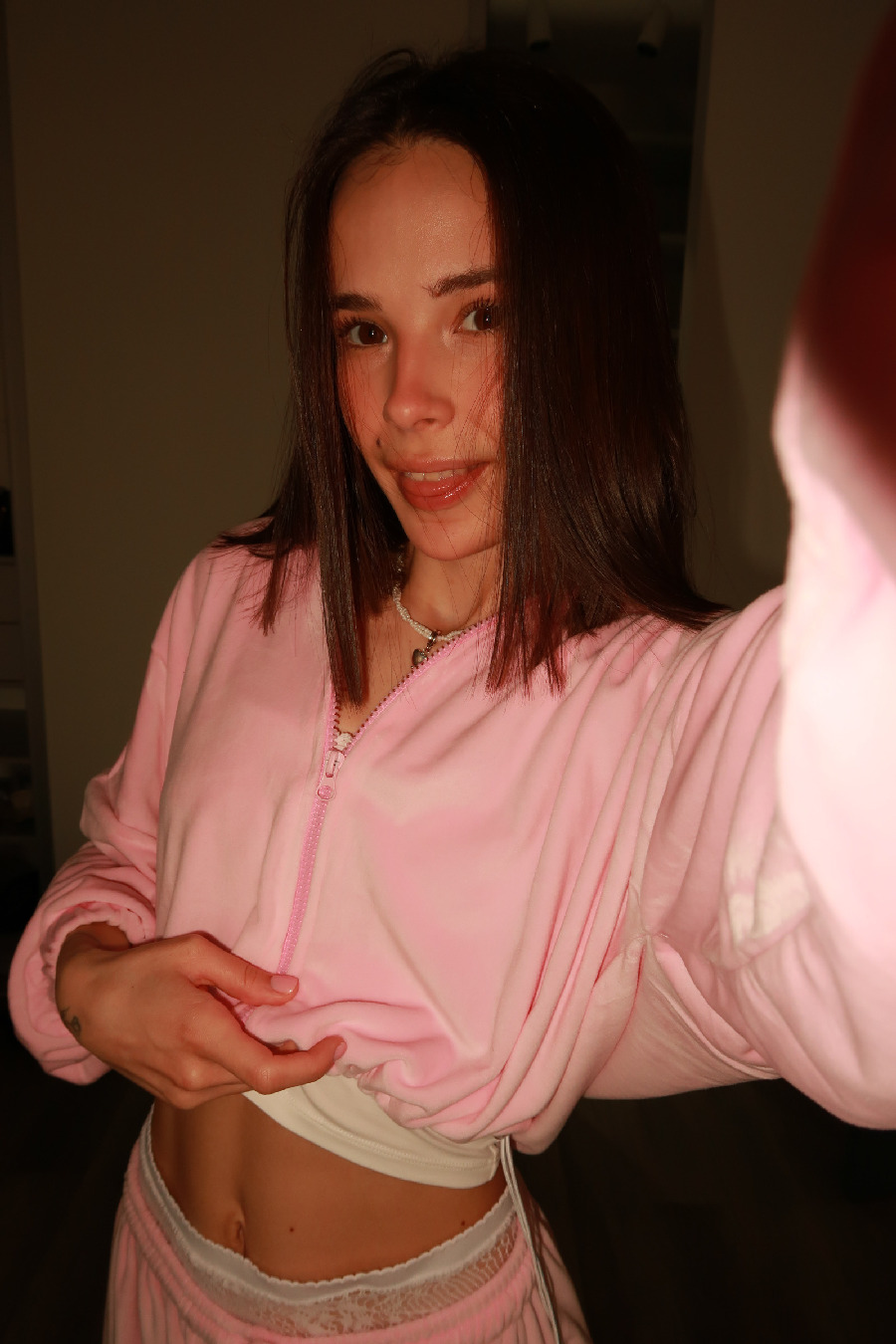 Tina brings the glow — live moments in Jimo